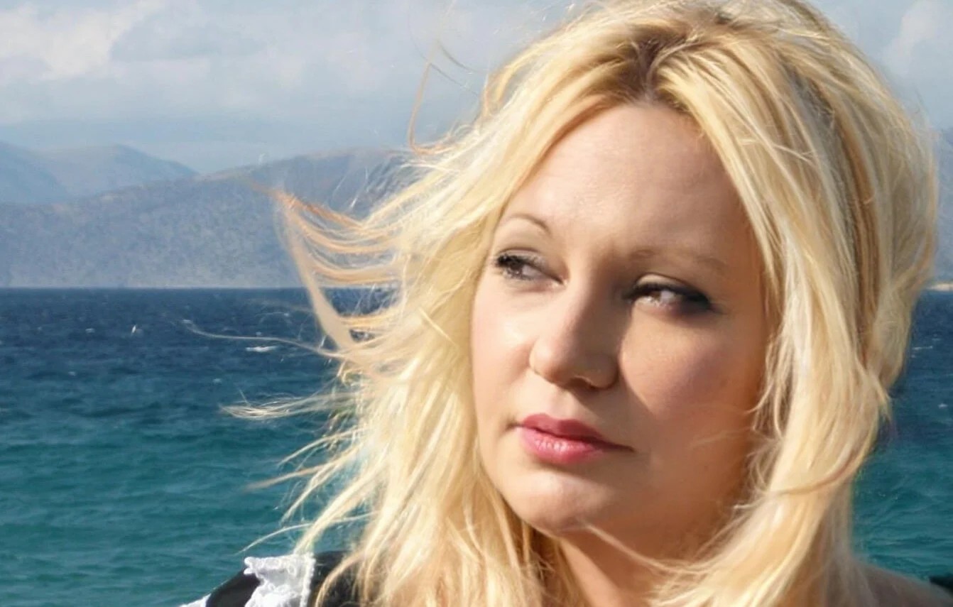 Η Καίτη Φίνου topless στην παραλία