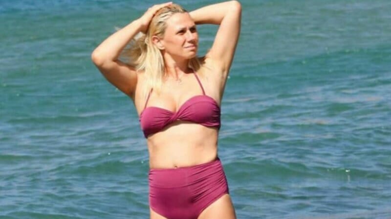 Κατερίνα Καραβάτου: Ποζάρει πάνω σε φουσκωτό μονόκερο!