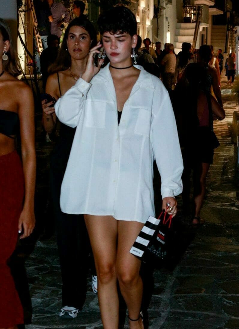 Κυβέλη Χατζηευστρατίου: στα σοκάκια της Μυκόνου με ένα λευκό πουκάμισο μόνο! (φωτογραφίες)