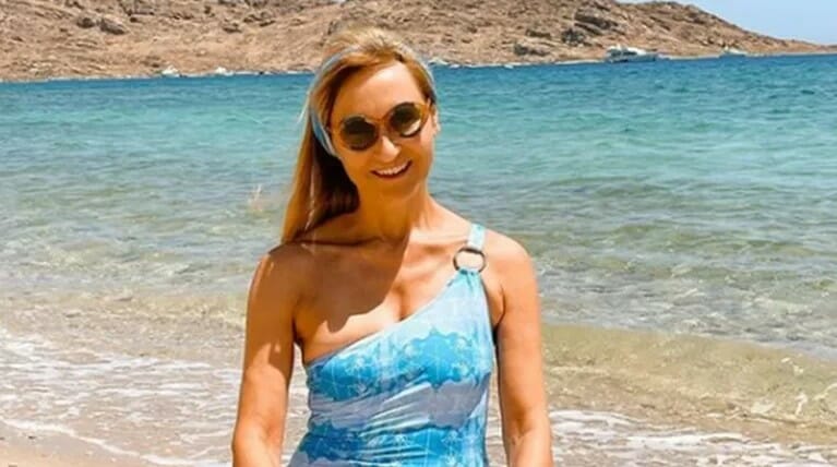 Μάρα Ζαχαρέα: Ποζάρει στην Πάρο με το μαγιό της