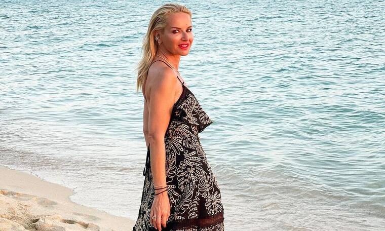 Μαρία Μπεκατώρου: Ποζάρει μαυρισμένη με φούξια μαγιό