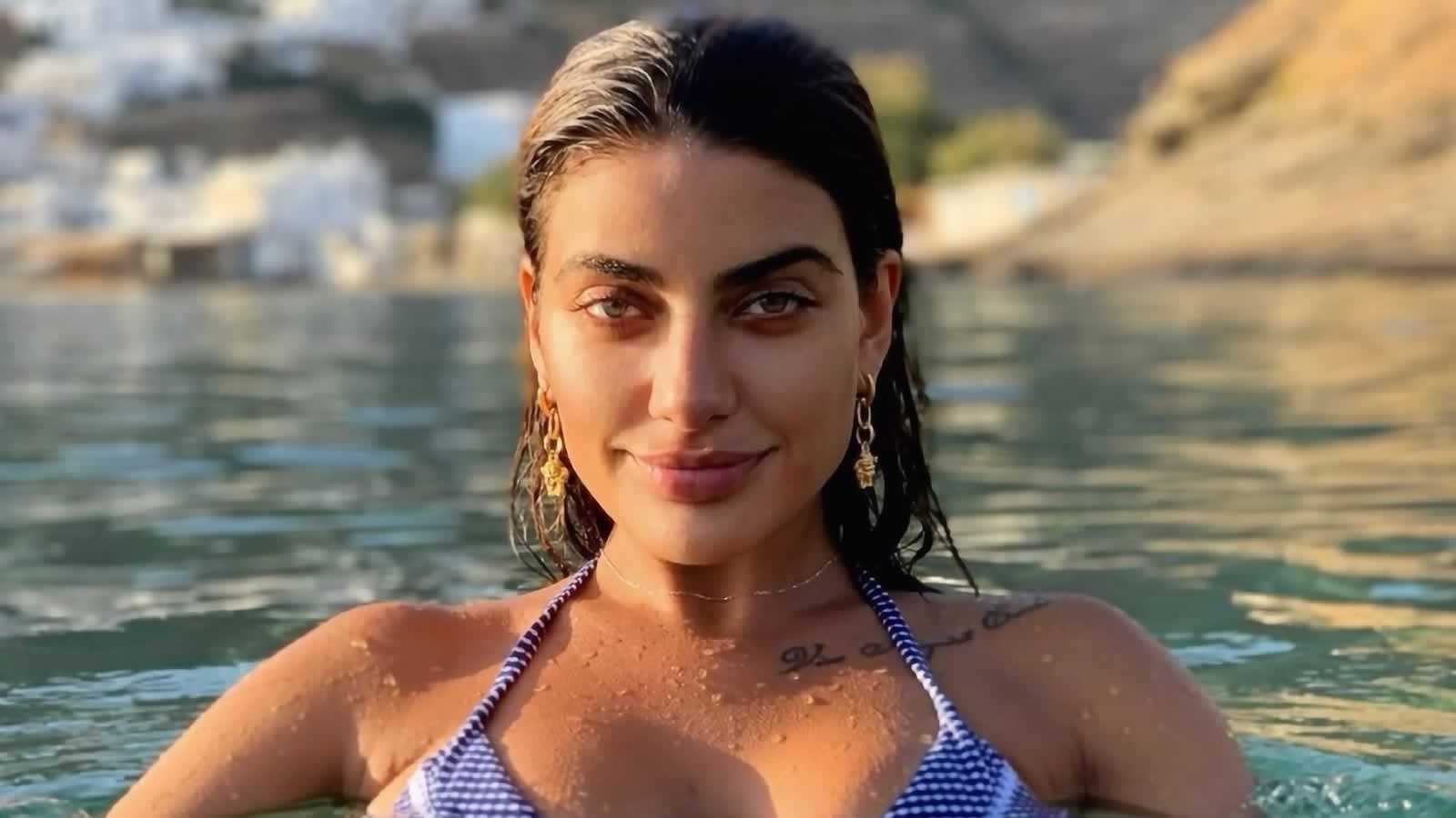 Μαρία Καζαριάν: φωτογραφίζεται με μπικίνι ένα μήνα μετά τη γέννηση του παιδιού της (φωτογραφίες)