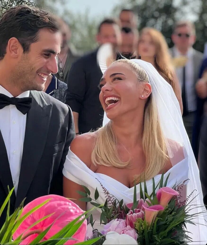 Κόνι Μεταξά: Δημοσίευσε νέες φωτογραφίες από τον γάμο της με τον Μάριο Καπότση