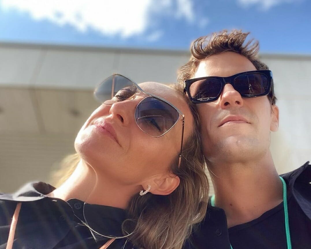 Ρούλα Ρέβη: φωτογραφίζει τον Αποστόλη Τότσικα γυμνό και προκαλεί χαμούλη