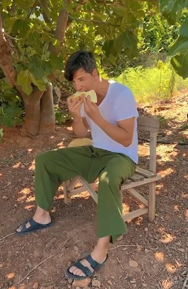 Σάκης Ρουβάς: Δοκιμάζει πεπόνι που καλλιεργεί στον κήπο του σπιτιού του