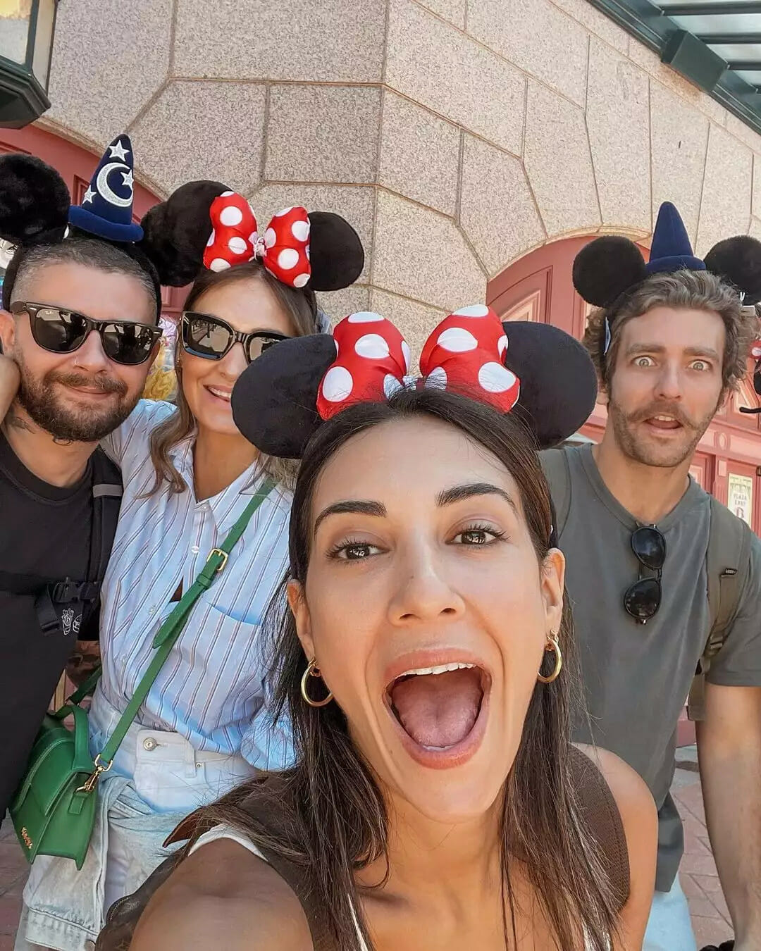 Ευγενία Σαμαρά - Γιάννης Ποιμενίδης: καλεσμένοι σε γάμο στο Παρίσι - Όλες οι φωτογραφίες τους