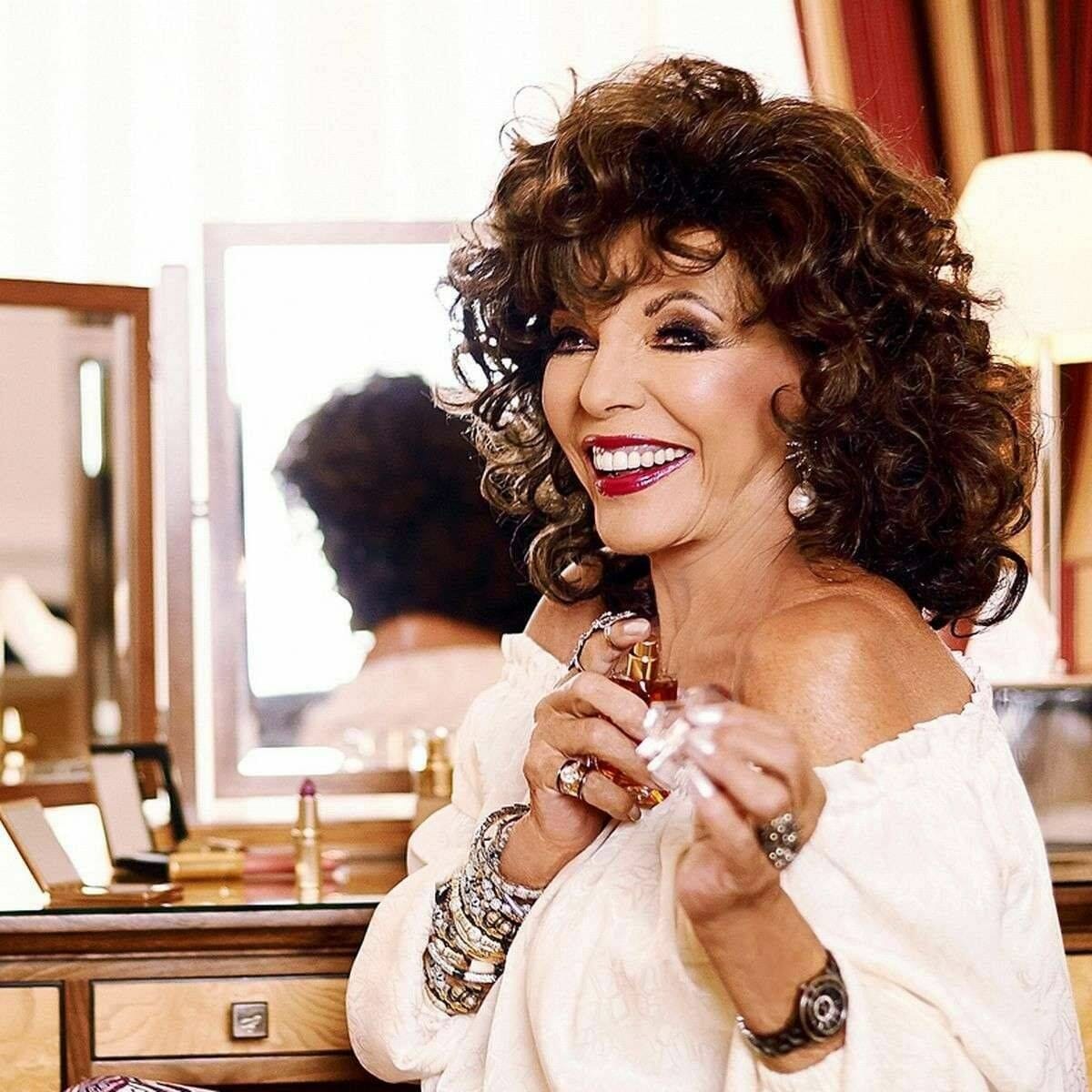 Τζόαν Κόλινς: Ποζάρει στα 86 της με λευκό σορτς