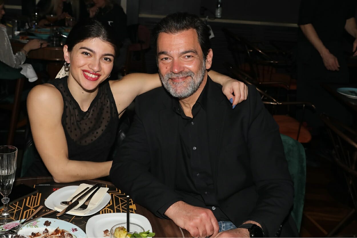 Κωνσταντίνος Καζάκος: Η σύντροφός του Βασιλική Μακρή καταγγέλλει συνάδελφό της για εργασιακό εκφοβισμό