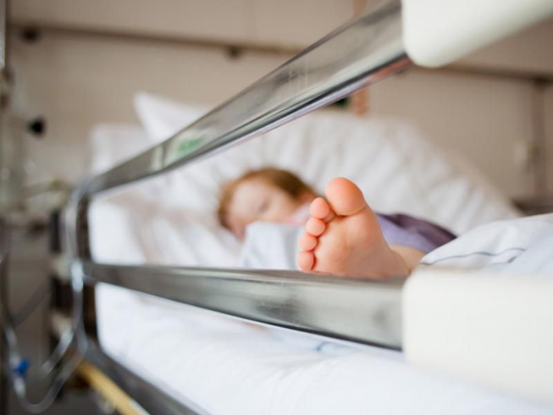 Οξεία ηπατίτιδα σε παιδιά: όσα πρέπει να γνωρίζουν και να προσέχουν οι γονείς