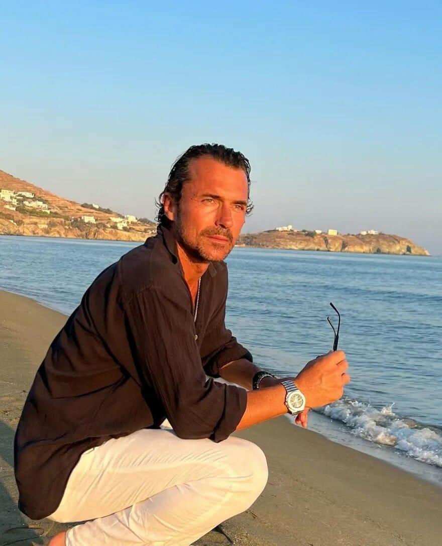 Emily in Paris: O «Αντουάν» κάνει διακοπές στην Τήνο