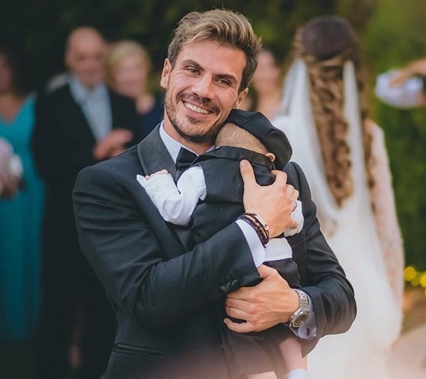 Άκης Πετρετζίκης: Έφτιαξε φανουρόπιτα και την πήγε στην εκκλησία μαζί με τον γιο του