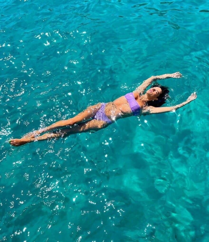 Αλεσάντρα Αμπρόσιο: Κόβει την ανάσα με το μπικίνι της