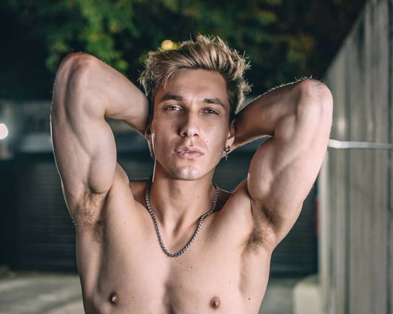 GNTM - Έντουαρντ Στεργίου: Μοιράζει εγκεφαλικά από την... Κύθνο!