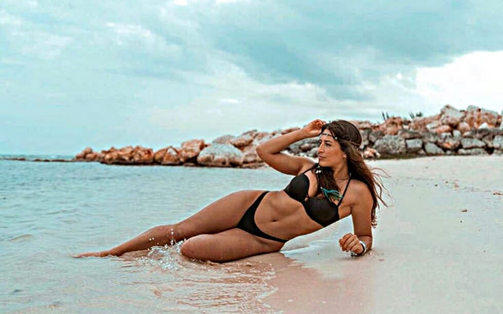 Εύη Σαλταφερίδου: Η πρώην παίκτρια του Survivor ποζάρει με μικροσκοπικό μπικίνι στο ηλιοβασίλεμα