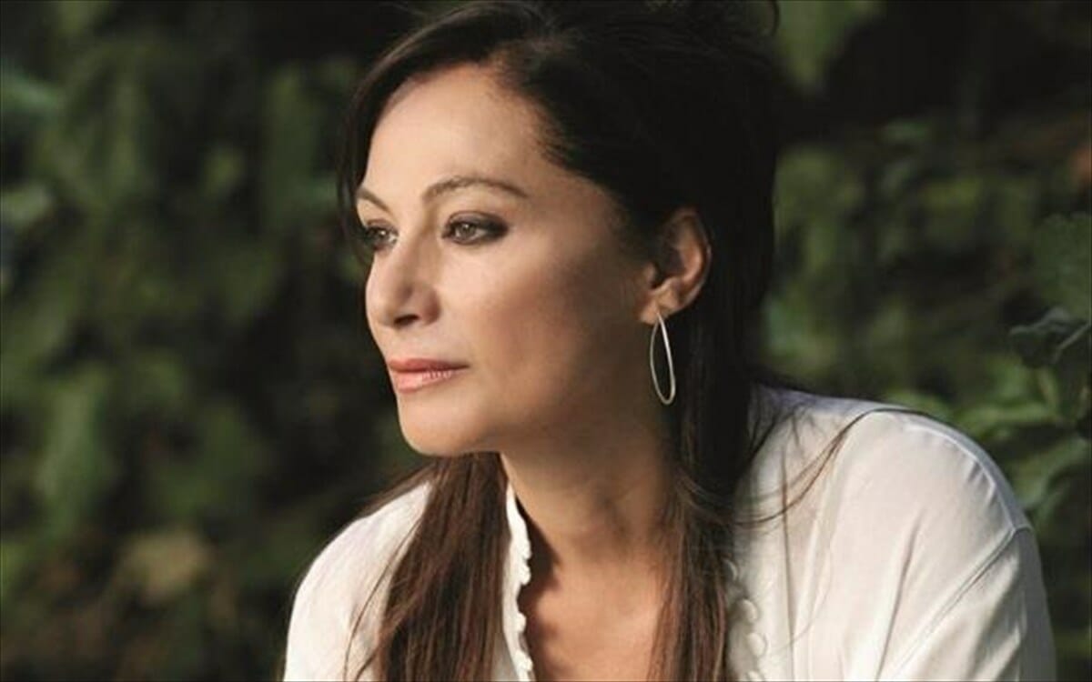 Φιλαρέτη Κομνηνού: Ποζάρει με μαγιό και παρεό στα 63 της