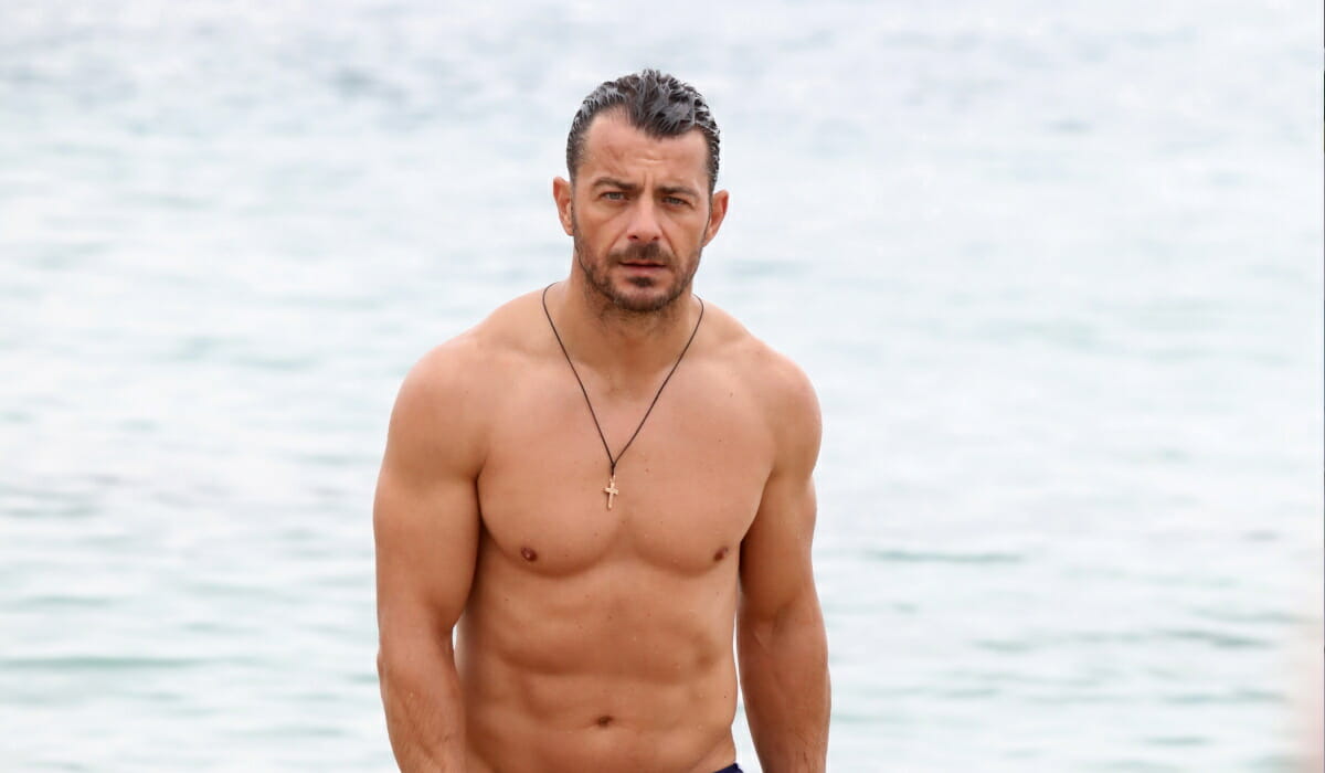 Γιώργος Αγγελόπουλος: Τρώει μαλλί της γριάς στη Σκιάθο