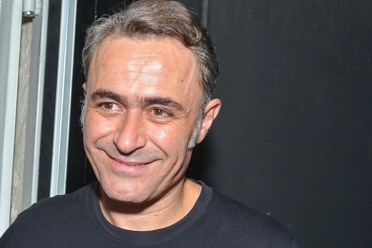 Θανάσης Κουρλαμπάς: «Έχασα τη μητέρα μου και ήμουν πάνω στη σκηνή το ίδιο βράδυ»