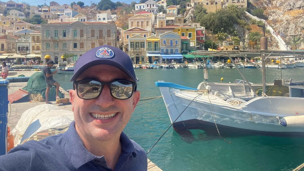 Γρηγόρης Λέων: διακοπές στη Σύμη με την οικογένειά του