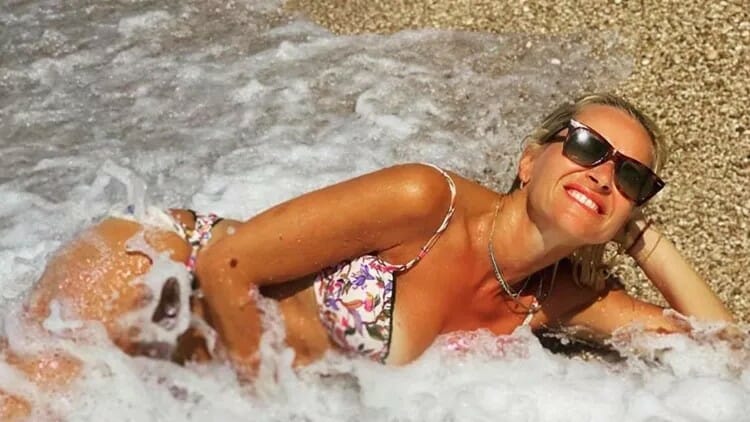 Μαρία Μπεκατώρου: Ποζάρει με μικροσκοπικό μπικίνι στα βότσαλα της θάλασσας