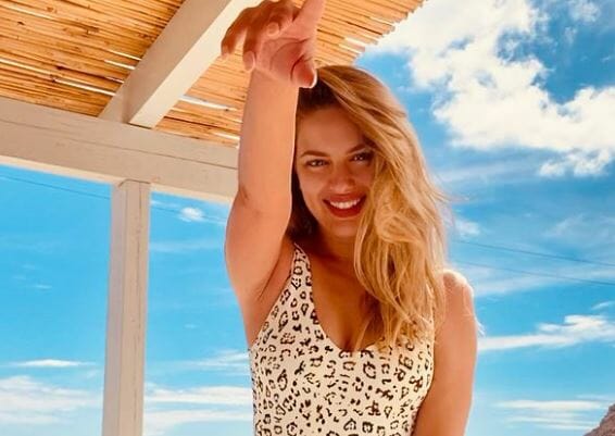 Ντόρα Μακρυγιάννη: topless στην παραλία (φωτογραφία)