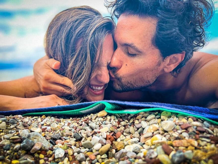 Ορφέας Αυγουστίδης: Η καλοκαιρινή φωτογραφία με την σύζυγό του και τον γιο τους!