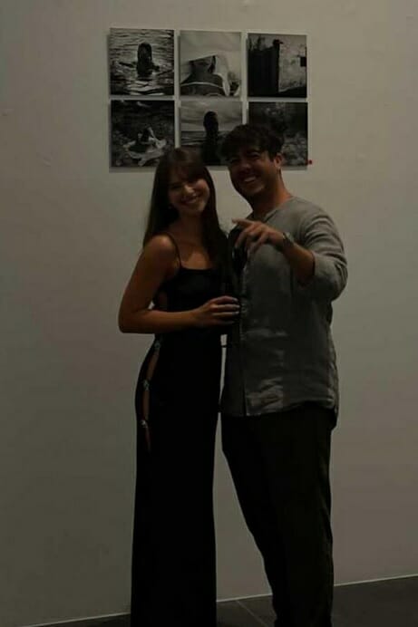 Άκης Σακελλαρίου: η κούκλα κόρη του, Σμαράγδα, είναι η μούσα του Μιχαήλ Βαρθακούρη