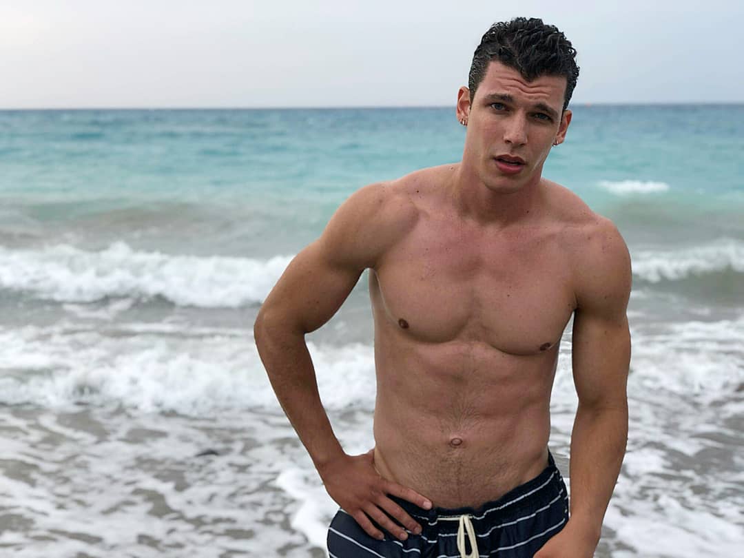 Βασίλης Μίχας: Η φωτογραφία με μαγιό που αναστάτωσε τις θαυμάστριές του