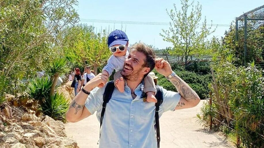 Άκης Πετρετζίκης: παίζει πιάνο μαζί με τον μικρό Αχιλλέα (βίντεο)