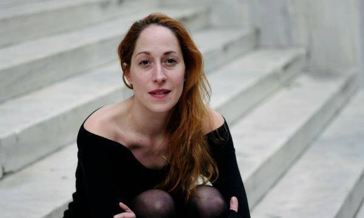 Κόρα Καρβούνη: από την Επίδαυρο στο «Αυτή η νύχτα μένει» και τα μπουζούκια των 80's