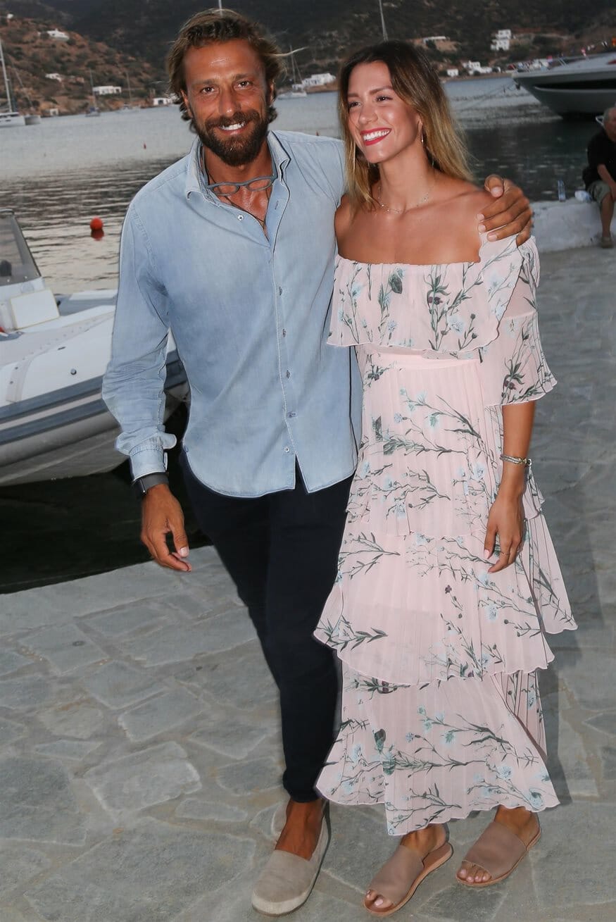 Γιάννης Μαρακάκης - Νίκη Θωμοπούλου: βόλτες στα σοκάκια της Μυκόνου (φωτογραφίες)