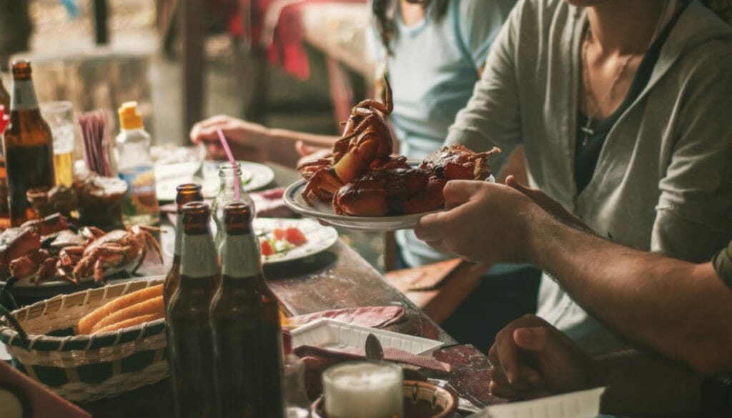 Health Tips: από το πανηγύρι στο τραπέζι του Δεκαπενταύγουστου - Πως θα γλυτώσει το στομάχι σας