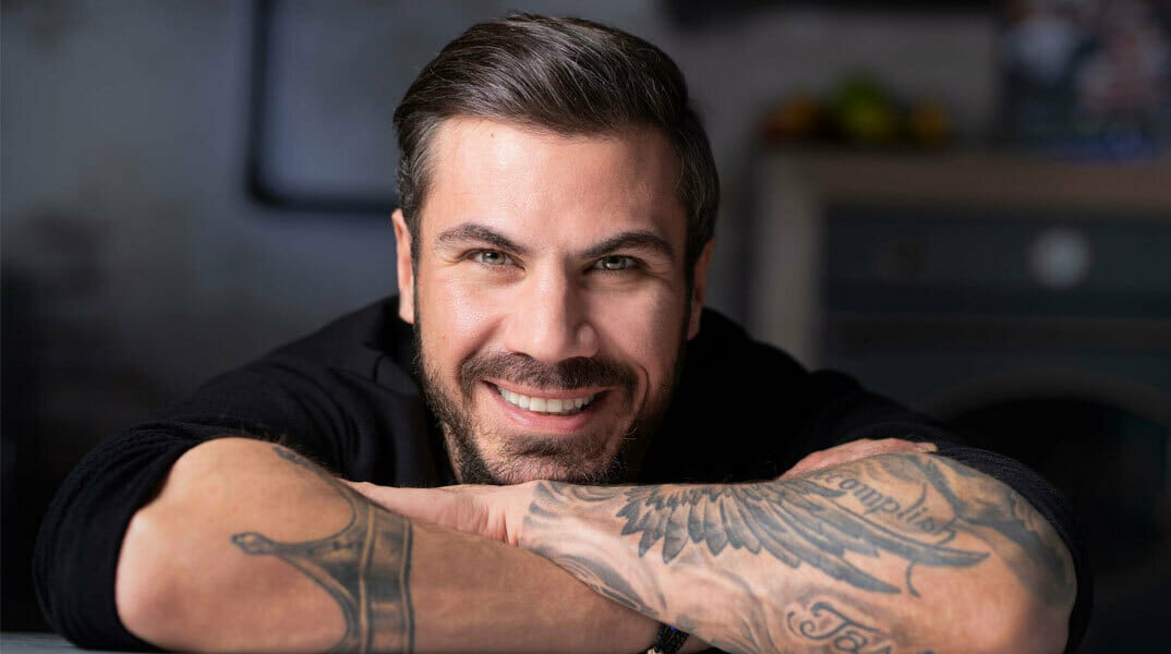 Άκης Πετρετζίκης: Tα πρώτα στιγμιότυπα με τη νεογέννητη κόρη του