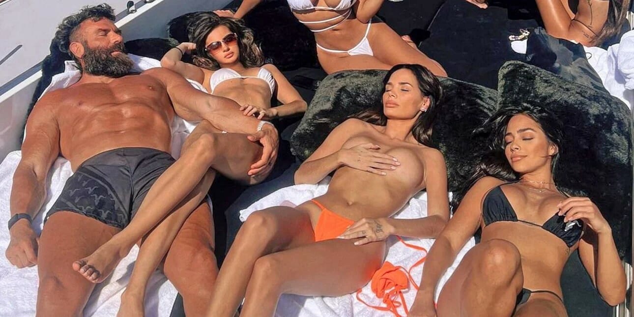 Νταν Μπιλζέριαν: Ο «βασιλιάς» του Instagram ποζάρει στο πολυτελές γιοτ του περιτριγυρισμένος από μοντέλα