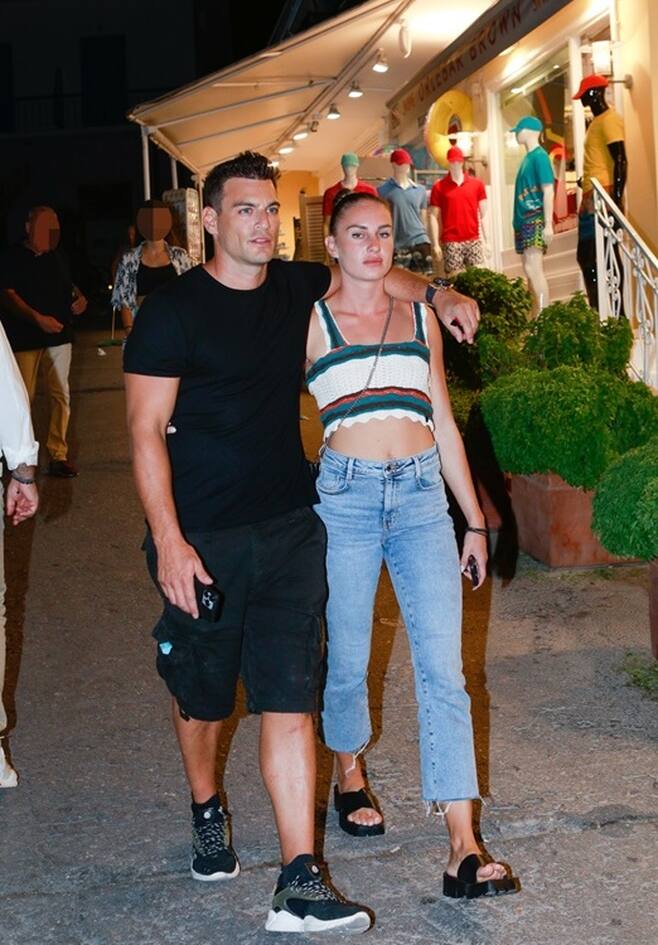 Κατερίνα Δαλάκα - Δημήτρης Φιντιρίκος: Αγκαλιασμένοι στις Σπέτσες