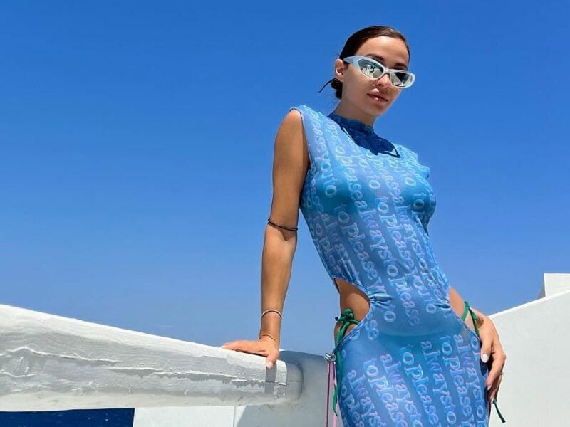 Φουρέιρα: «Σπάει» τη σιωπή της για την εγκυμοσύνη ποζάροντας με λευκό κορμάκι