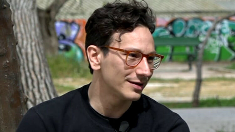 Μιχάλης Σαράντης: Αγκαλιά με τη νεογέννητη κόρη του