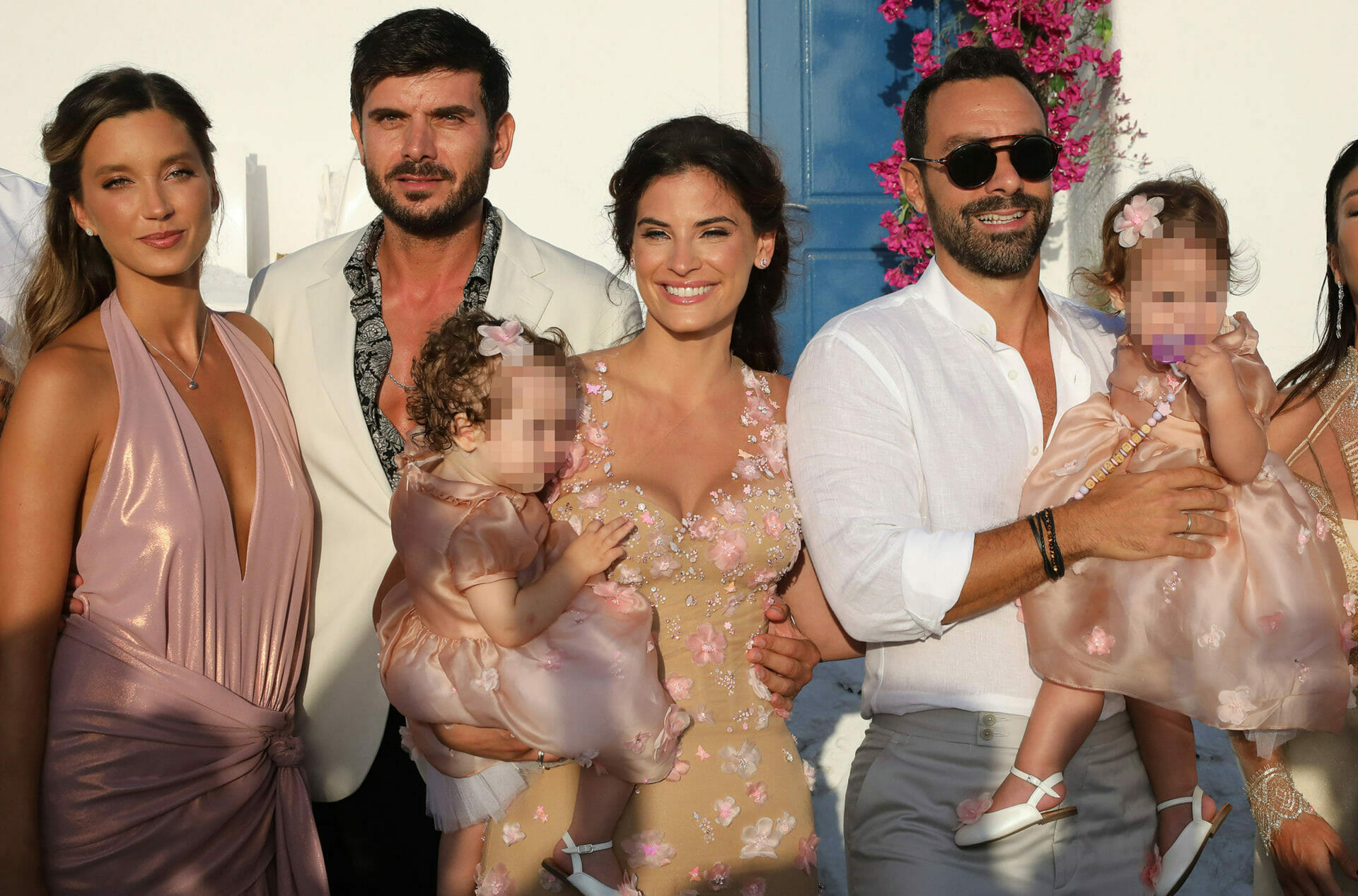 Τανιμανίδης - Μπόμπα: Tο φωτογραφικό άλμπουμ από την παραμυθένια βάφτιση των διδύμων