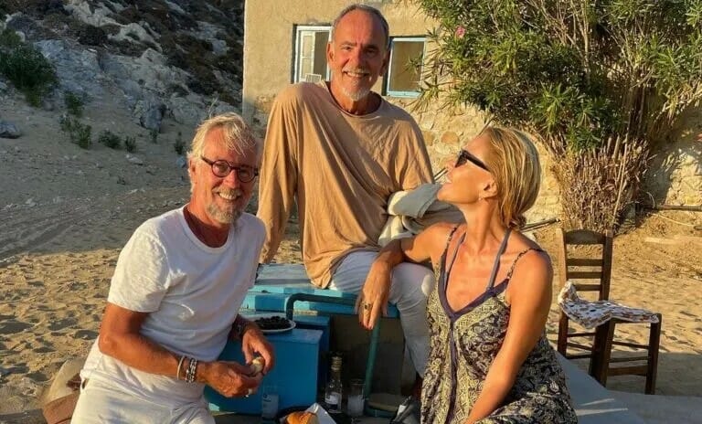 Το καλοκαίρι δεν τελείωσε για την Τζένη Μπαλατσινού - Με boho φόρεμα σε παραλία