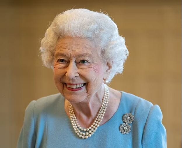 Η Βασίλισσα Ελισάβετ έτσι όπως δεν την έχουμε ξαναδεί - Με μίνι φόρεμα και... σταυροπόδι