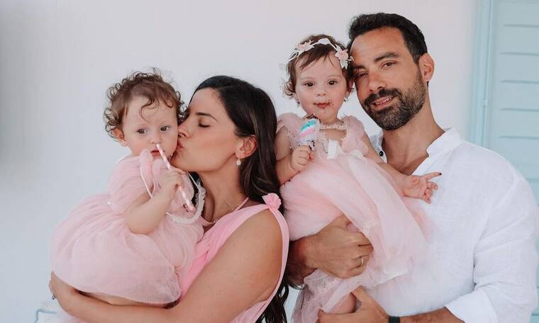 Χριστίνα Μπόμπα: Με τις κόρες της στην παραλία λίγο πριν την βάφτισή τους