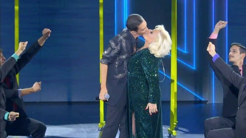 Μπέσσυ Αργυράκη: Θύελλα αντιδράσεων στο Twitter για το φιλί της με τον Τόλη Παπαδημητρίου στο J2US