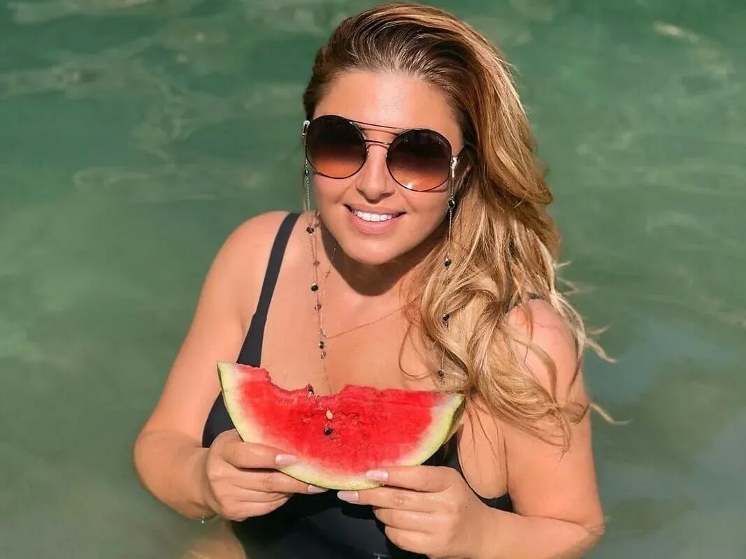 Έλενα Έλενα Παπαρίζου: Στο ποτάμι με μια φέτα καρπούζι στο χέρι - Η ανάρτηση λίγο πριν την πρεμιέρα του «The Voice» : Στη θάλασσα με μια φέτα καρπούζι στο χέρι - Η ανάρτηση λίγο πριν την πρεμιέρα του «The Voice»