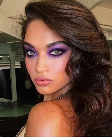 Μωβ σκιά: Το ακαταμάχητο χρώμα της φετινής σεζόν τώρα και στο μακιγιάζ