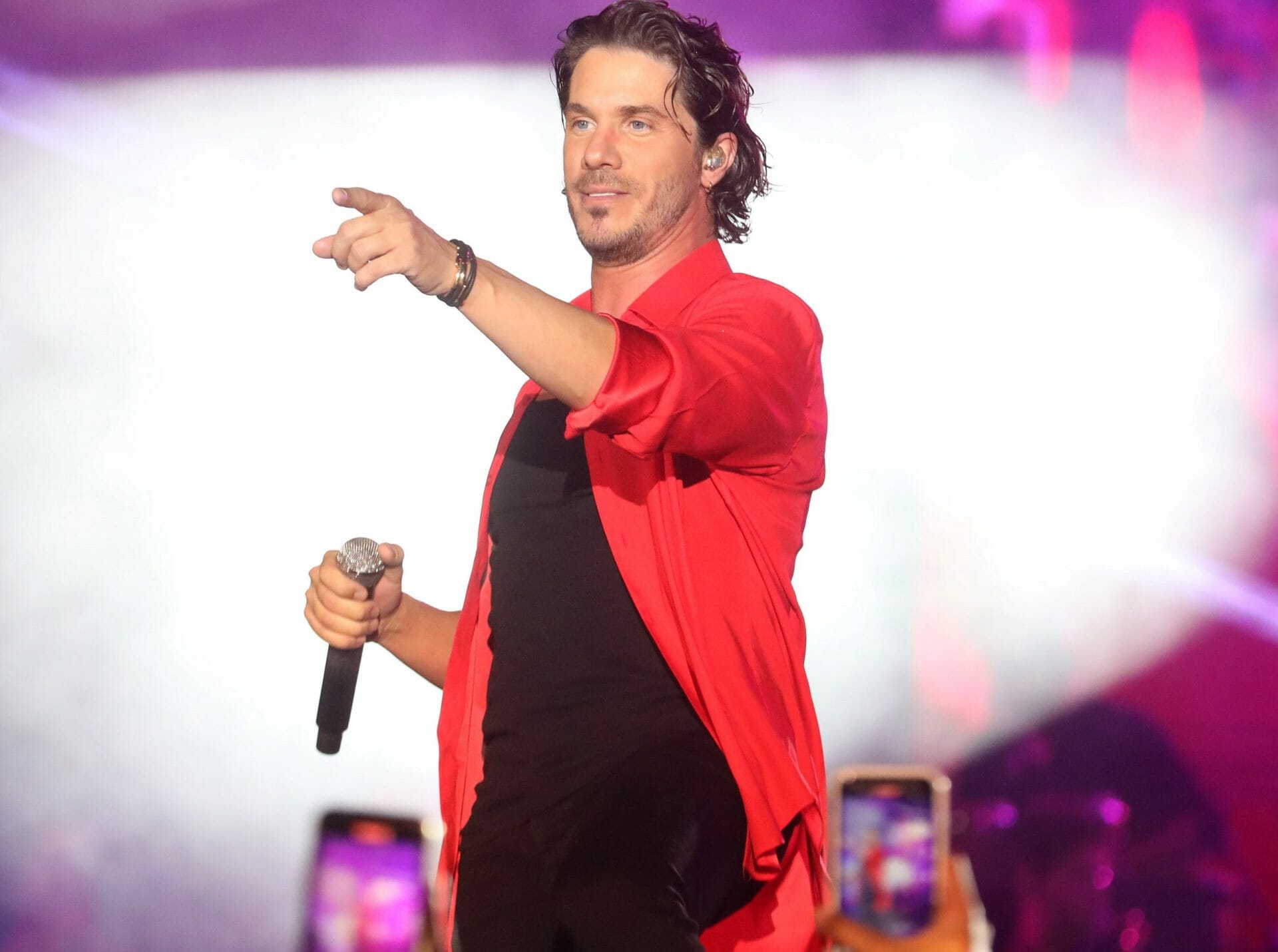 Νίκος Οικονομόπουλος: Ο τραγουδιστής ετοιμάζει ντοκιμαντέρ για τη ζωή του