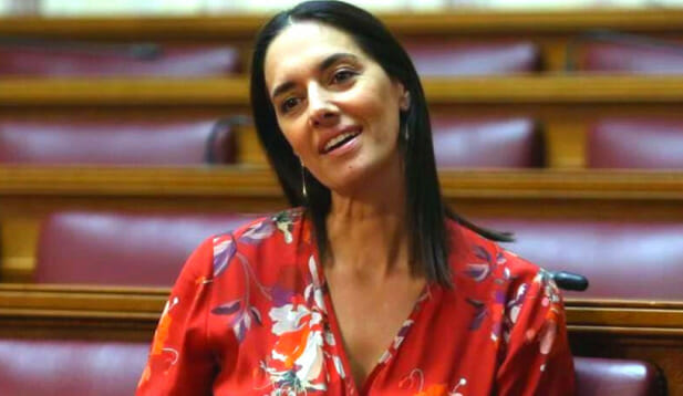 Νόνη Δούνια: Λιποθύμησε κατά την διάρκεια της συνεδρίασης στη Βουλή – Μεταφέρθηκε στο ιατρείο