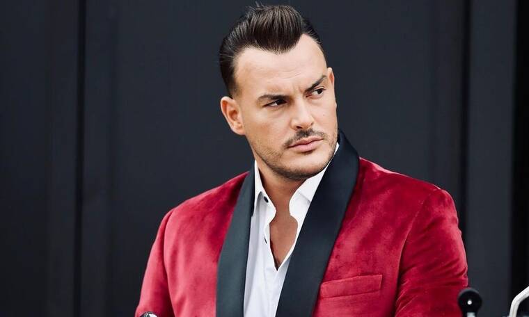 Σάκης Αρσενίου: Πρόταση γάμου στην αγαπημένη του πάνω σε σκάφος με καπνογόνα - Το εντυπωσιακό μονόπετρο