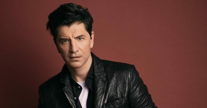 Σάκης Ρουβάς: Χόρεψε ζεϊμπέκικο σε γάμο και έγιvε viral