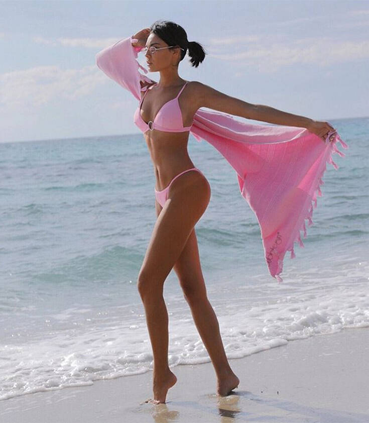 Βρισηίδα Ανδριώτου: Ποζάρει στο κρεβάτι με τον Σπύρο Μαρτίκα