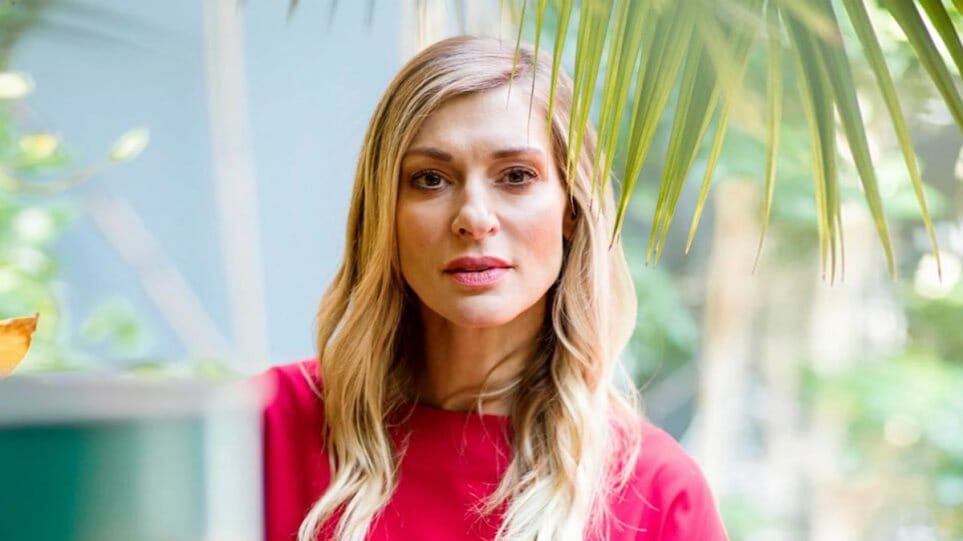 Ζέτα Δούκα: Ποζάρει τόπλες μπροστά στη θάλασσα Οκτώβρη μήνα!