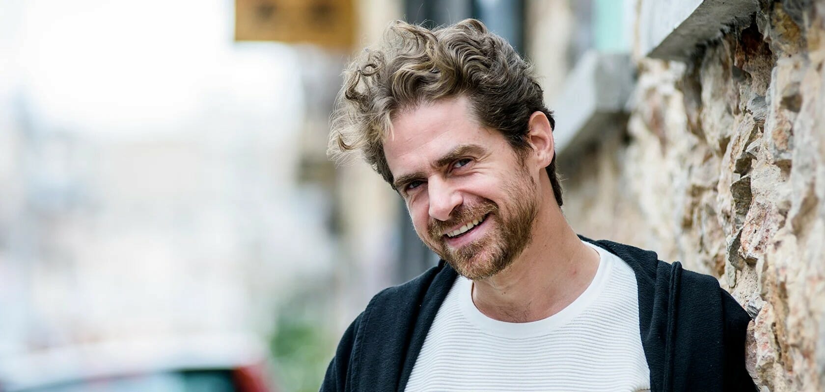 Δημήτρης Λάλος: Μεταμορφώθηκε σε star του Hollywood στην Σαντορίνη